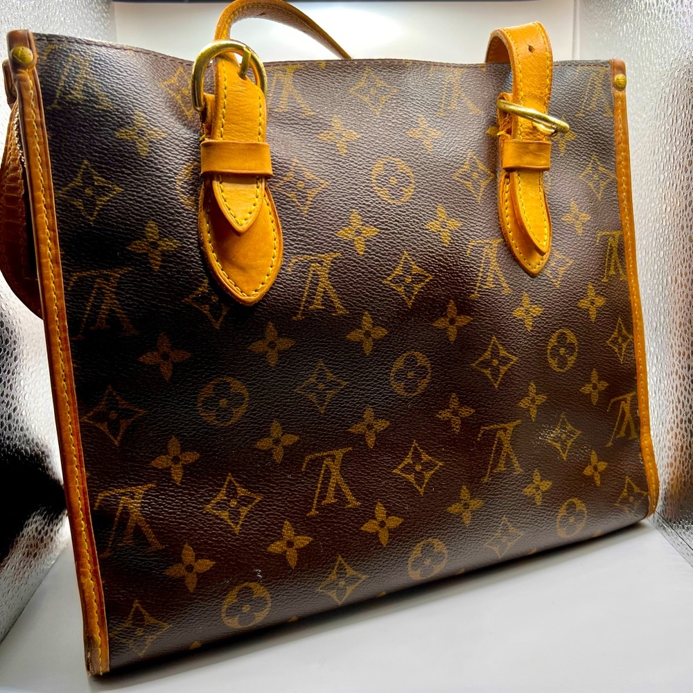 LV bag, no box or dust cover. Free authentication services.  Cute older style.
